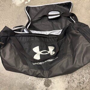 Huge Under Armour Sports Duffle Bag Has Pockets and Compartments Galore!